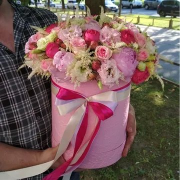 Пионы и розы в коробке